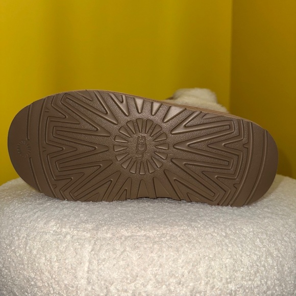 NEW UGG Women's Classic Chillapeak Tall Platform Boot Size 6 - Picture 11 of 16